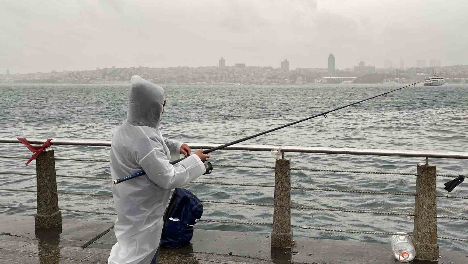 Üsküdar’da balıkçılar lodosa rağmen oltalarını bırakmadı