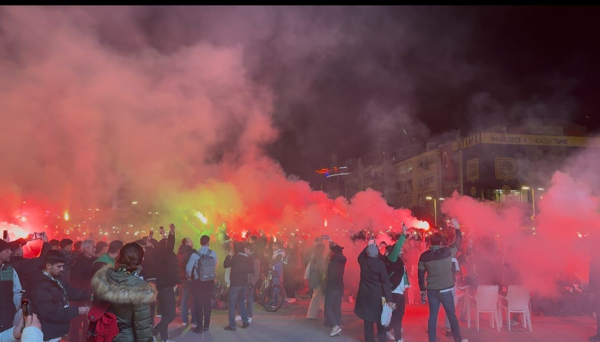 Yasak engel olamadı: Kocaelisporlular dev ekran başında coştu