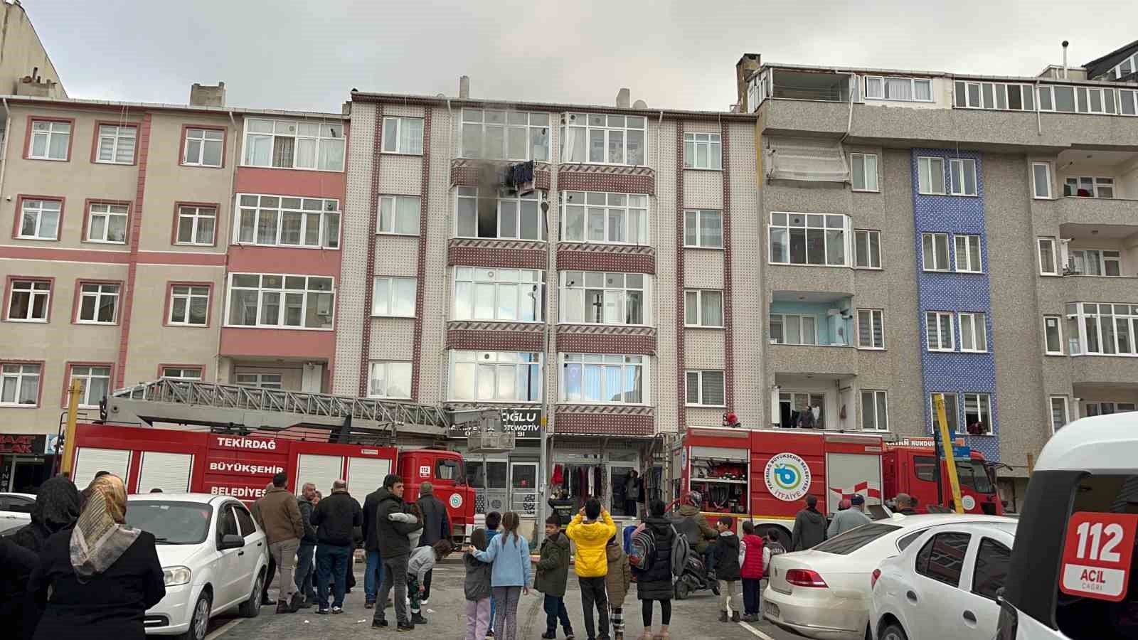 Apartman dairesinde yangın: Anne ve çocuğu dumandan etkilendi