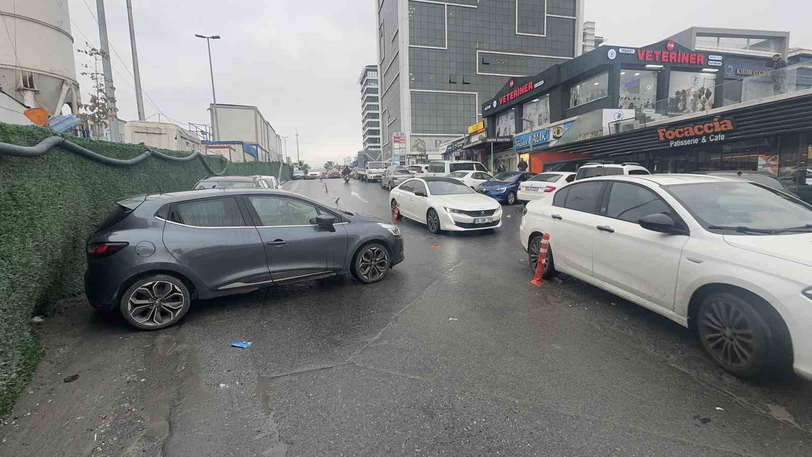 Aracını yolun ortasına park eden sürücü hastane yolunu kapattı