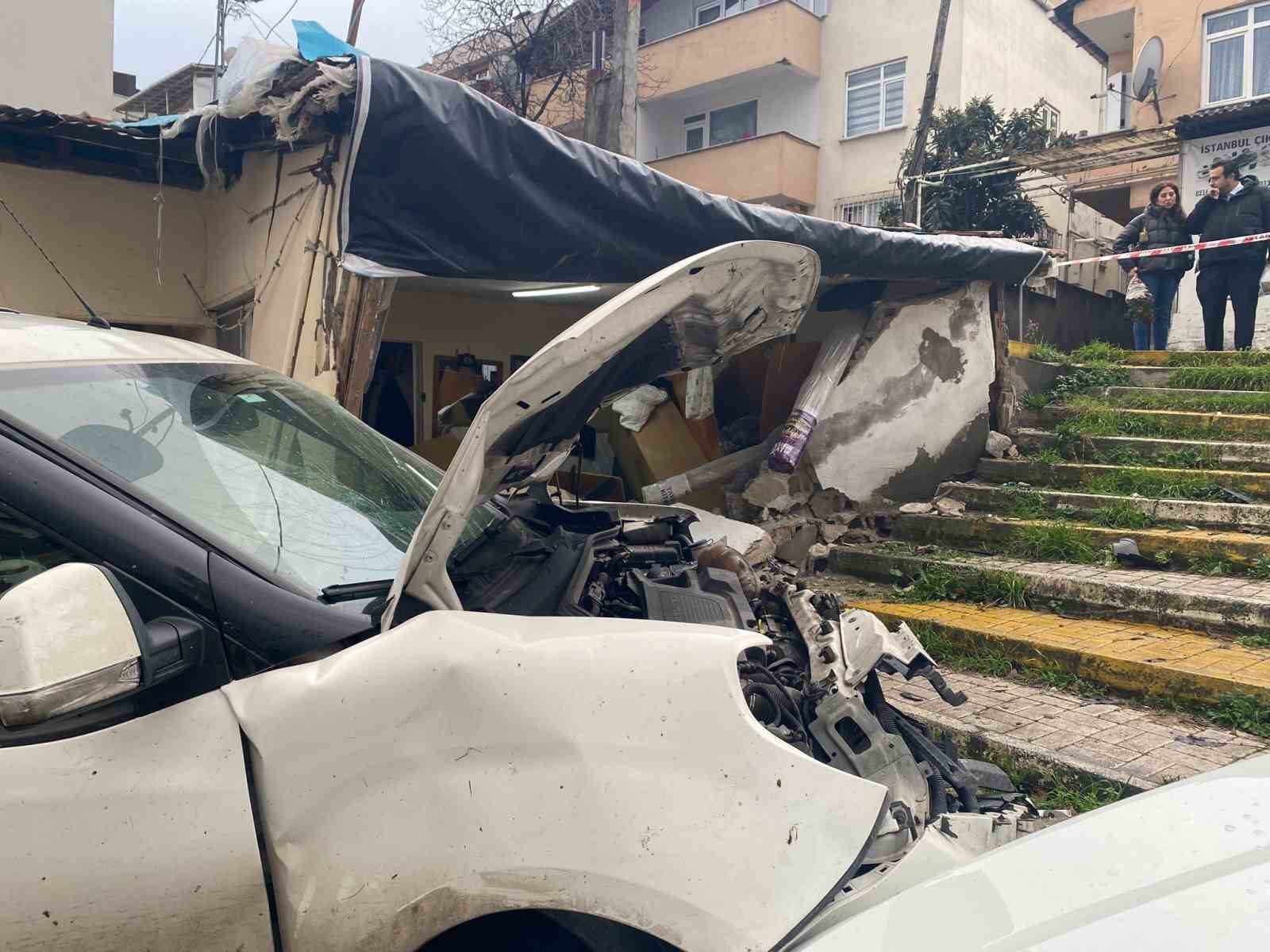 Ataşehir’de hafif ticari araç önce eve sonra park halindeki araca çarptı: 3 yaralı