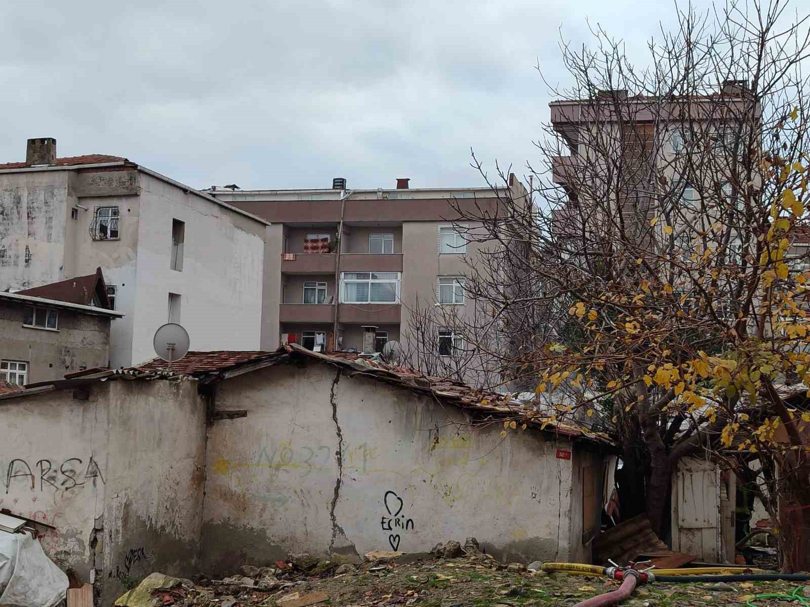 Bağcılar’da korkutan yangın, gecekondu kullanılamaz hale geldi