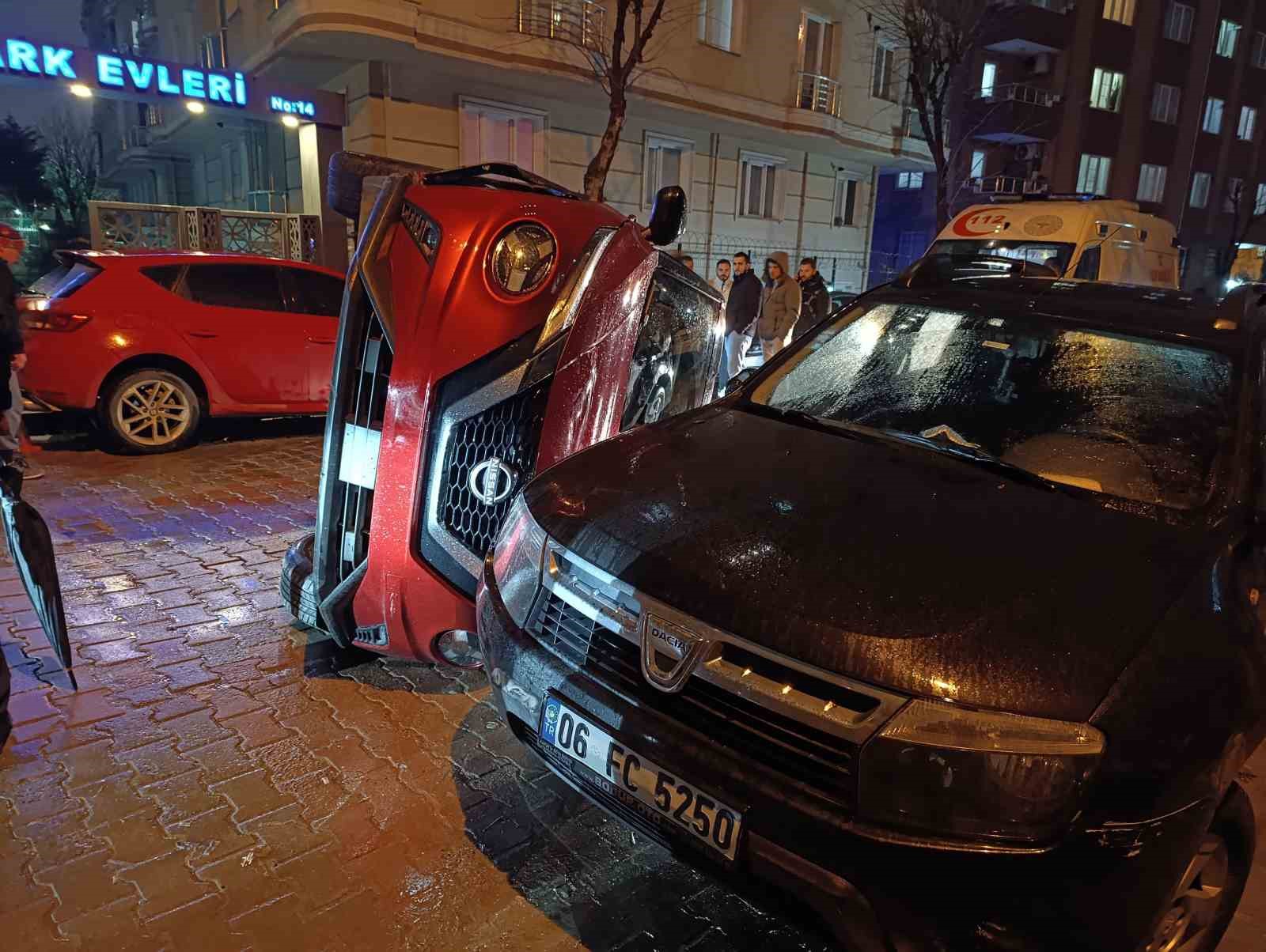 Bahçelievler’de önüne kedi çıkan sürücü iki araca çarptı