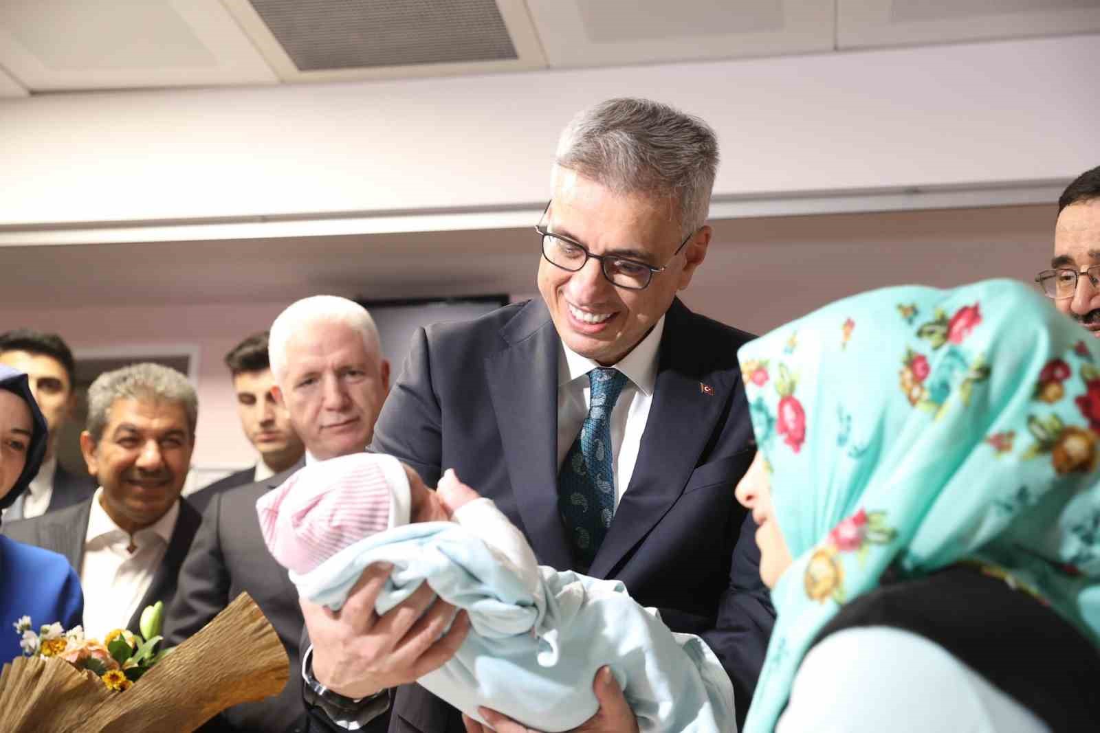 Bakan Memişoğlu, İstanbul’da yeni yılın ilk bebeklerini ziyaret etti