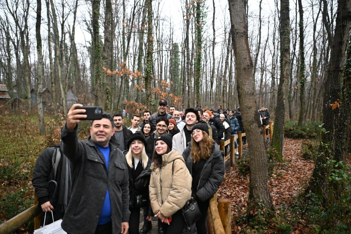 Başkan rehber oldu, bakan yardımcısı ve öğrencilere doğa ile tarihi anlattı