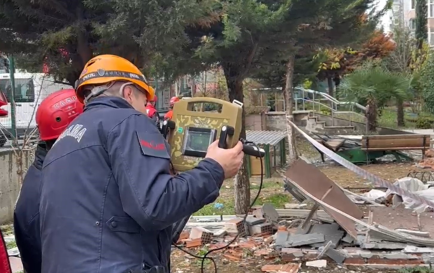 Beylikdüzü’nde binadaki patlama sonrası yeraltı görüntüleme cihazı ile arama yapılıyor