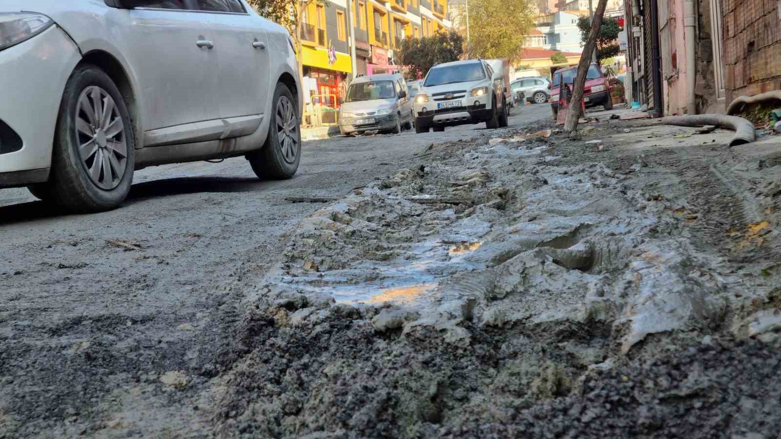 Beyoğlu’nda İSKİ ve İBB’nin bitmek bilmeyen çalışması mahalleyi çamur içinde bıraktı