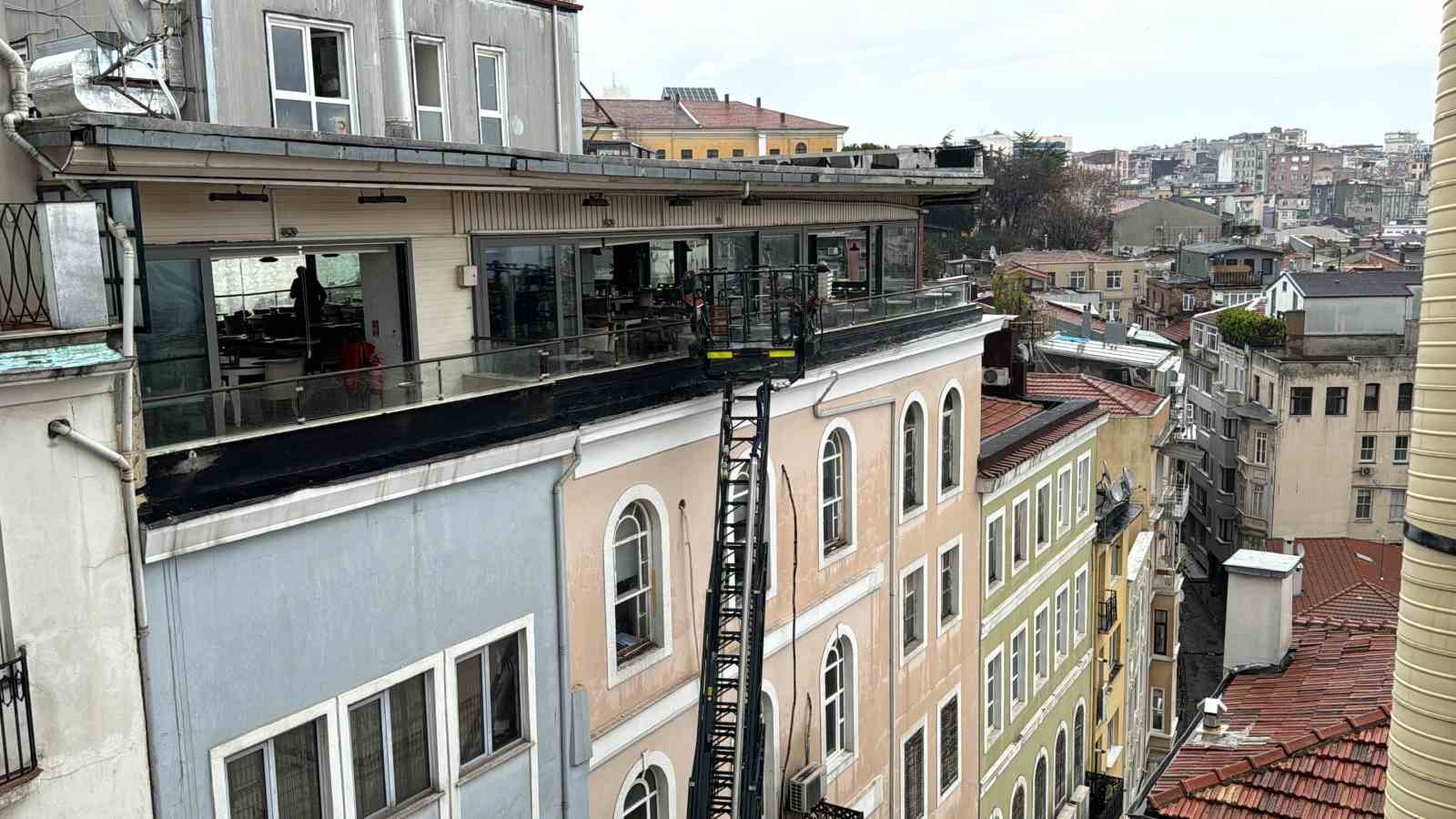 Beyoğlu’nda Masonlar Büyük Locası Derneği’nde yangın