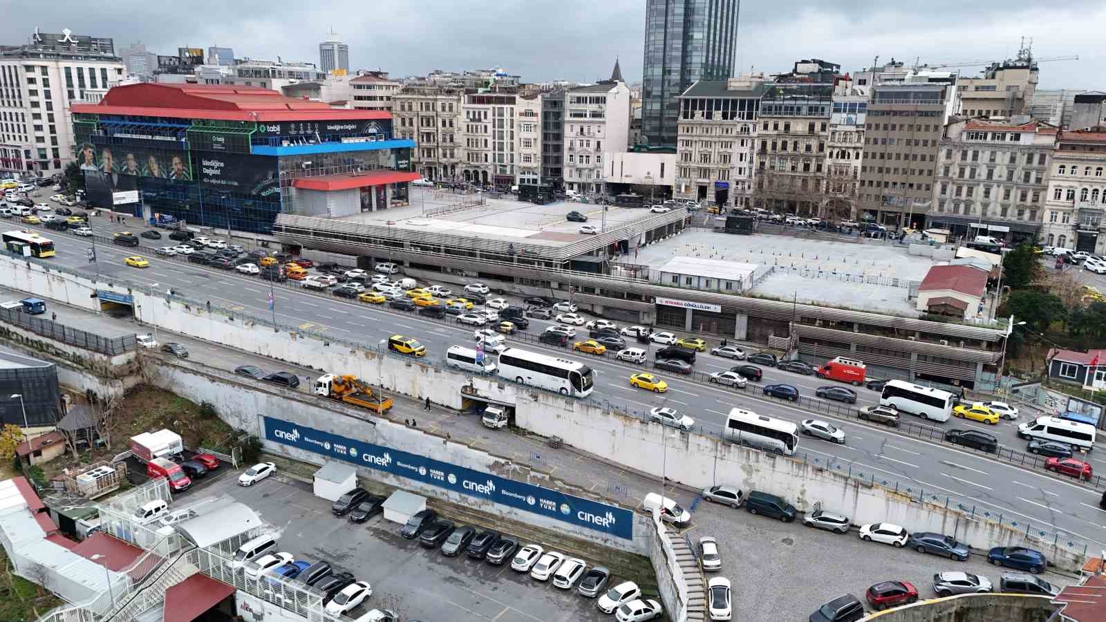 Beyoğlu’ndaki çatlayan kolanları nedeniyle boşaltılan İSPARK havadan görüntülendi