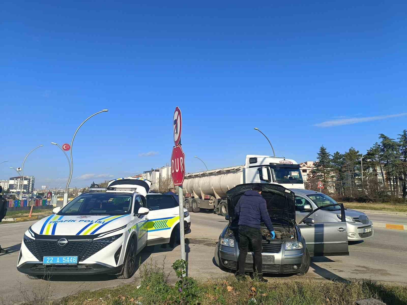 Bulgaristan’dan gelen ikiz plakalı araç Türk polisine takıldı: 2 gözaltı