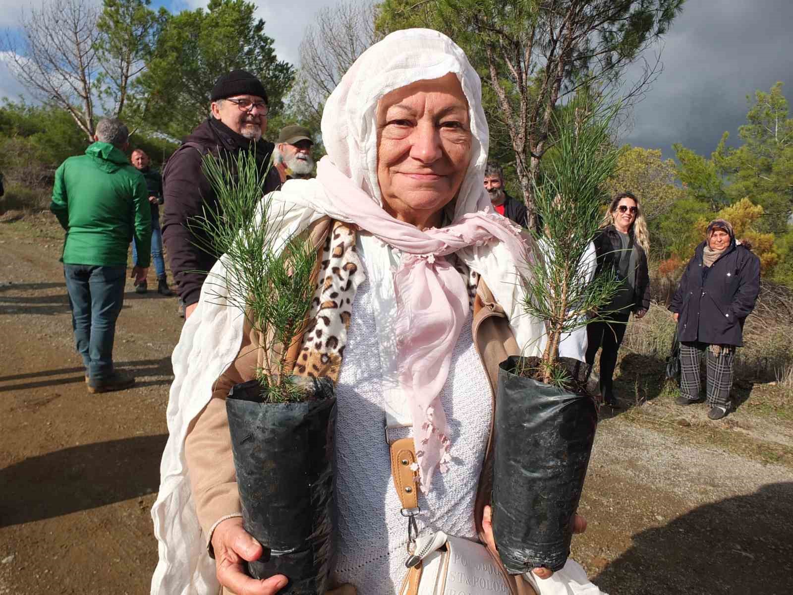 Burhaniye de 83’ lük Leyla nine ağaç dikti