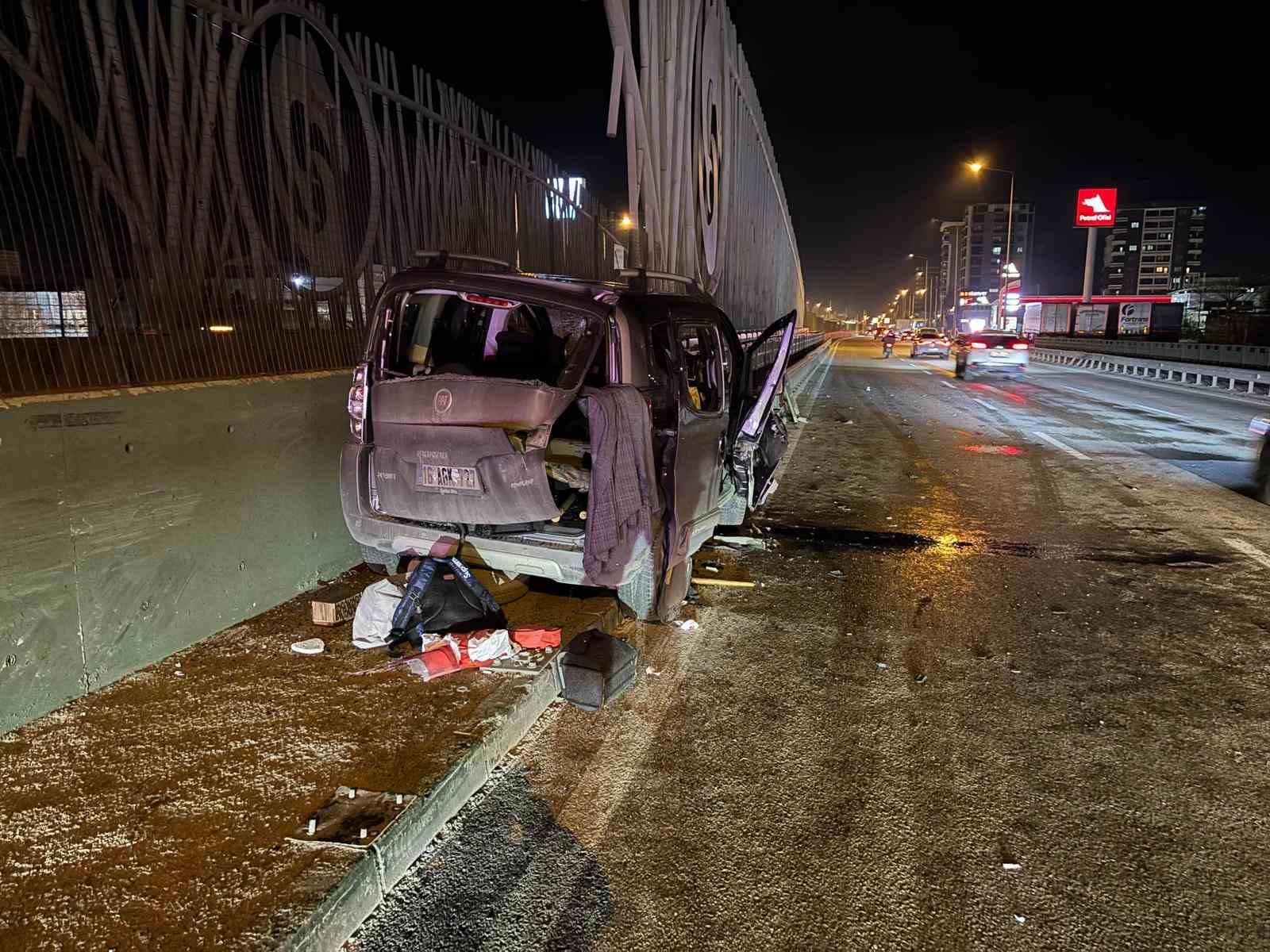 Bursa’da kontrolden çıkan otomobil bariyerlere ok gibi saplandı: 1 yaralı