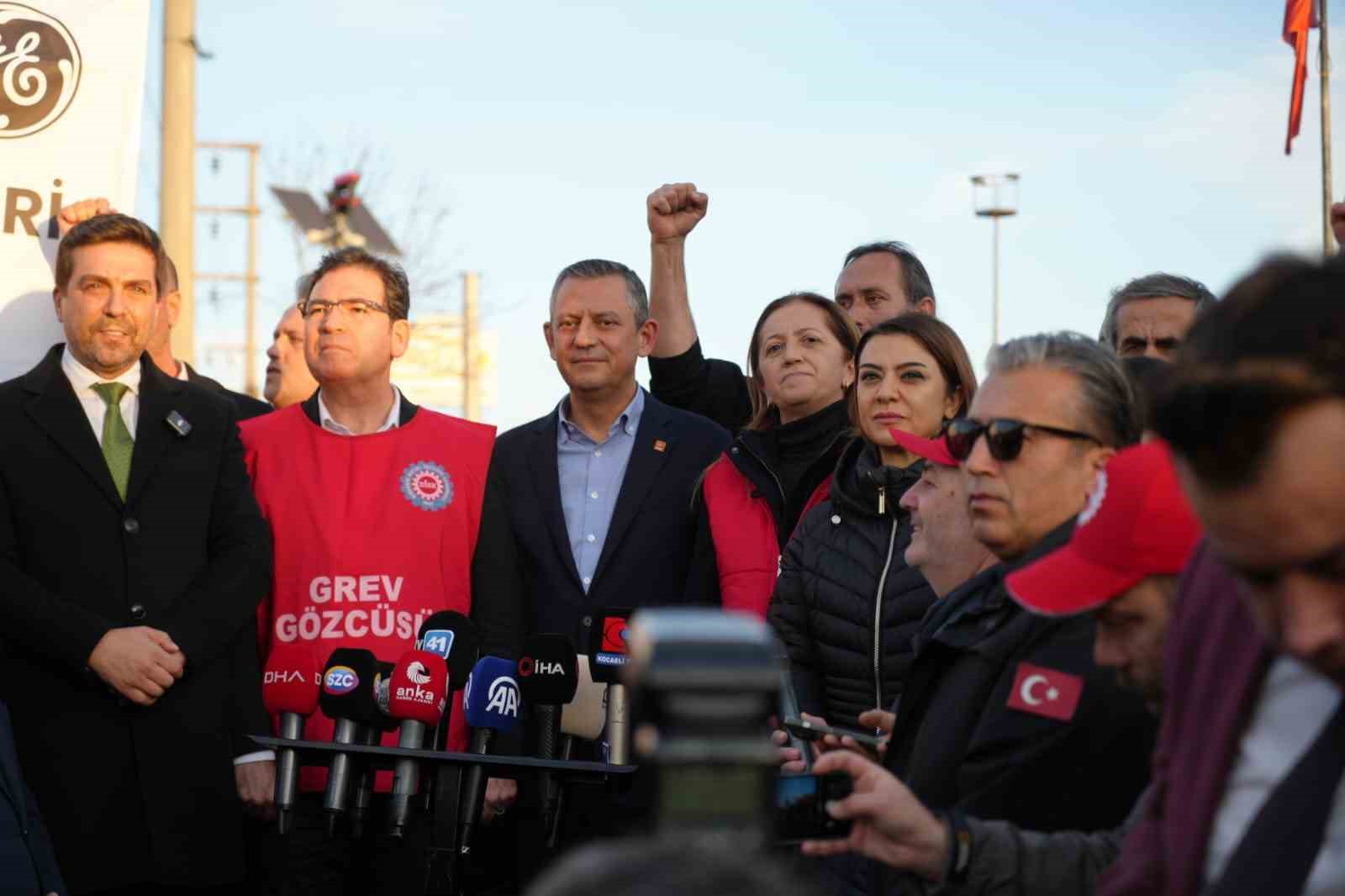 CHP Genel Başkanı Özel, Kocaeli’de grev yapan işçileri ziyaret etti