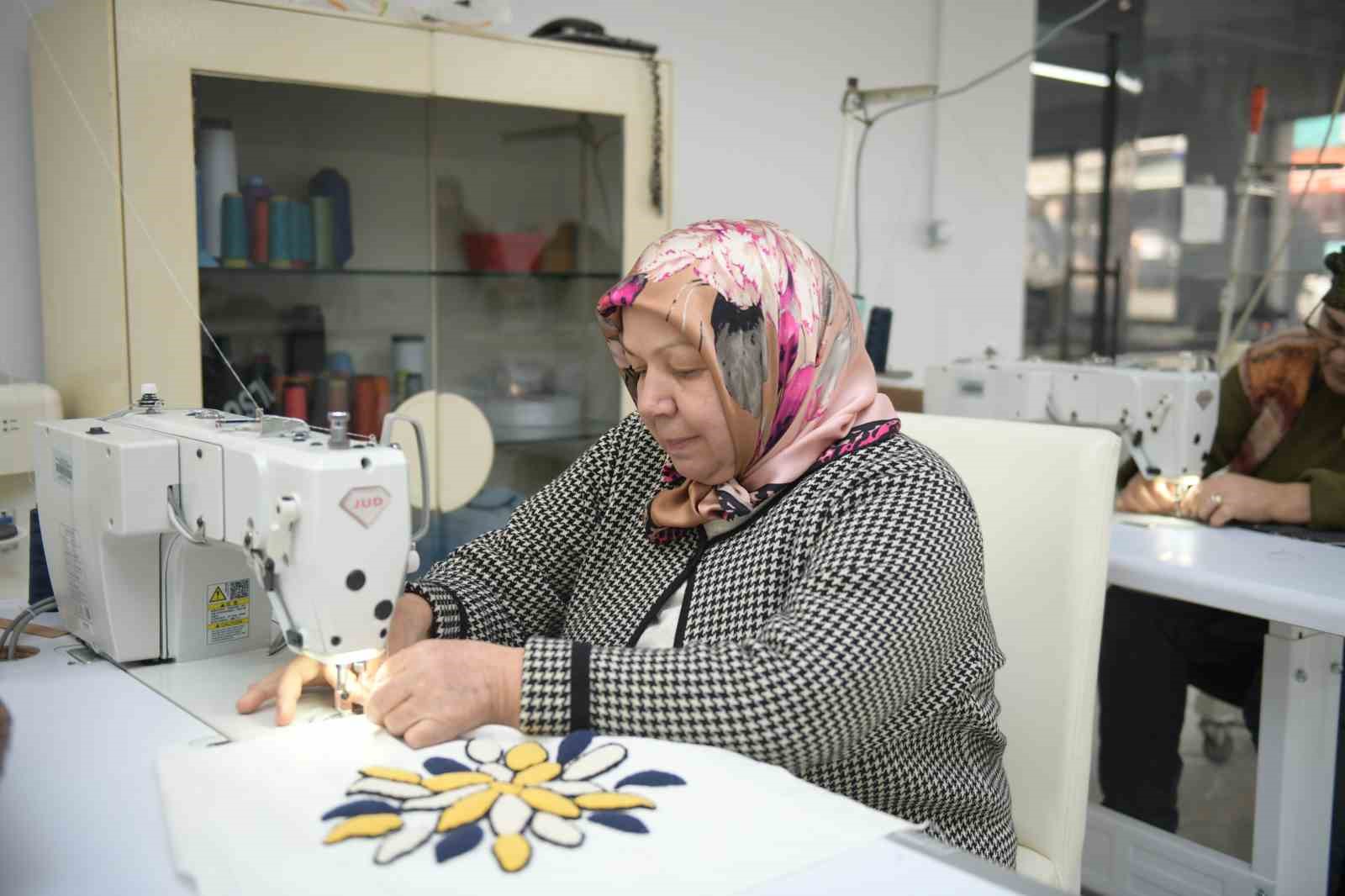 Esenyurt’ta kadınlar el sanatlarının inceliklerini öğreniyor