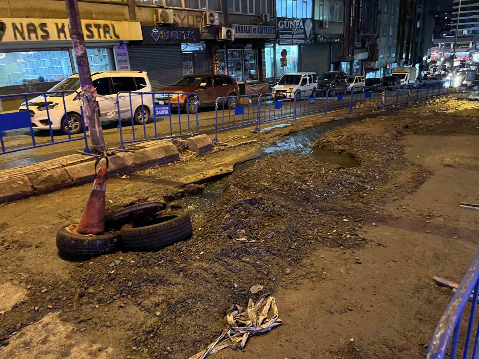 Güngören’de İSKİ’nin çalışması sırasında aynı yol ikinci kez çöktü