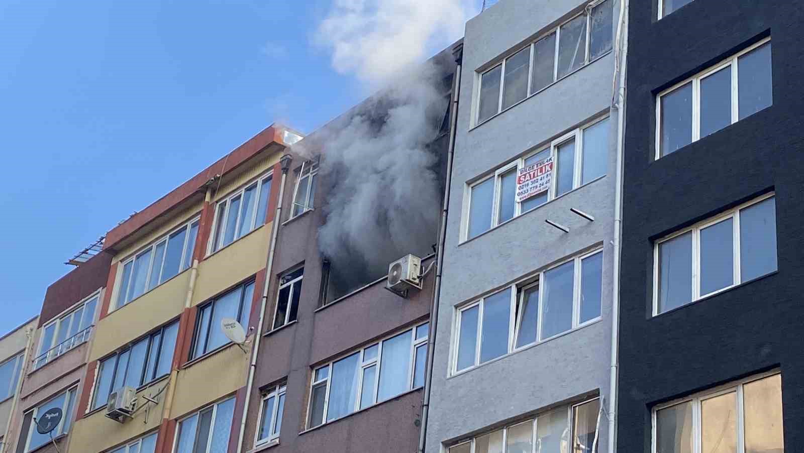 Kadıköy’de apartman dairesi alev alev yandı