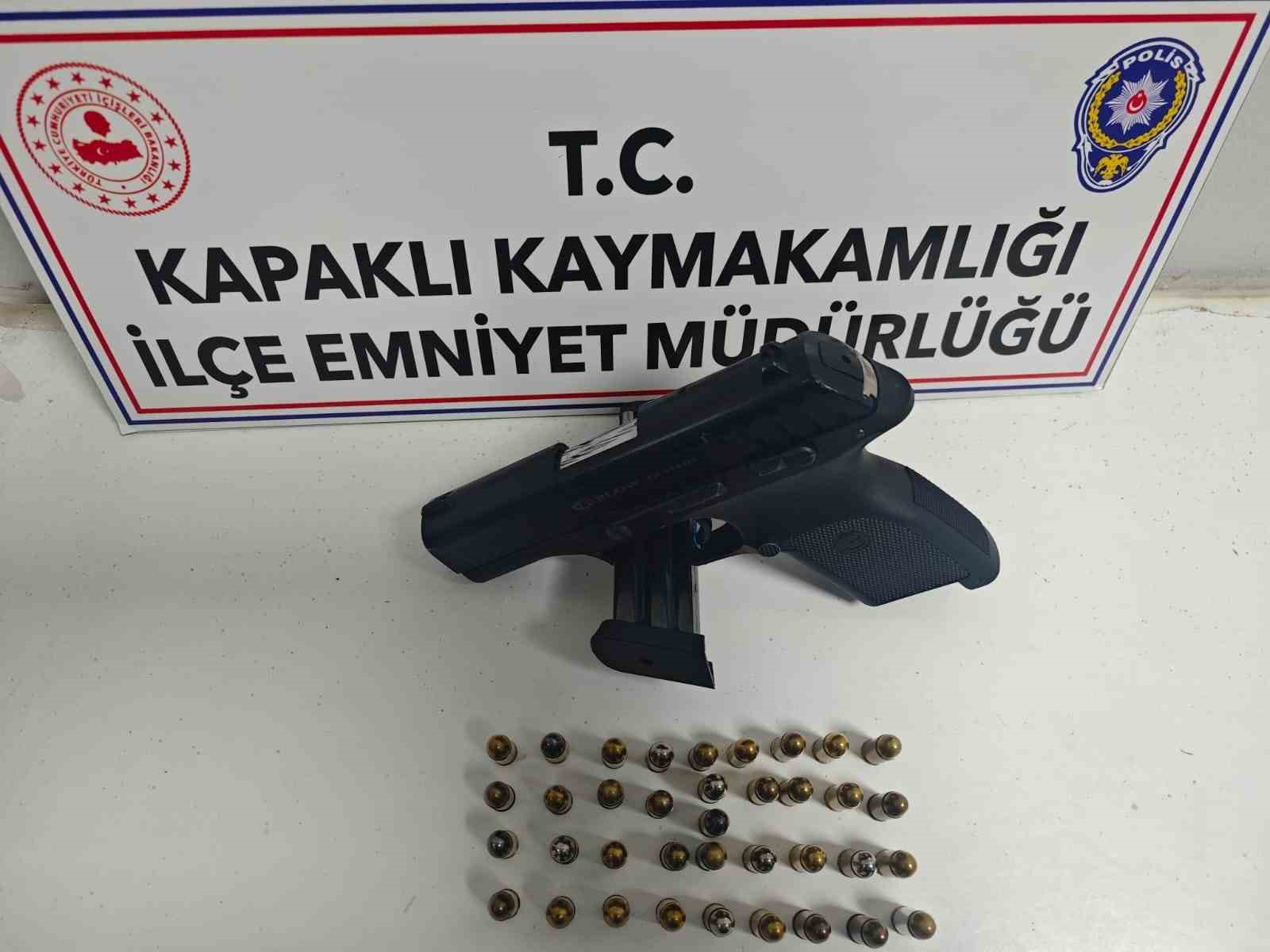 Kapaklı’da polis ekipleri ruhsatsız tabanca ele geçirdi