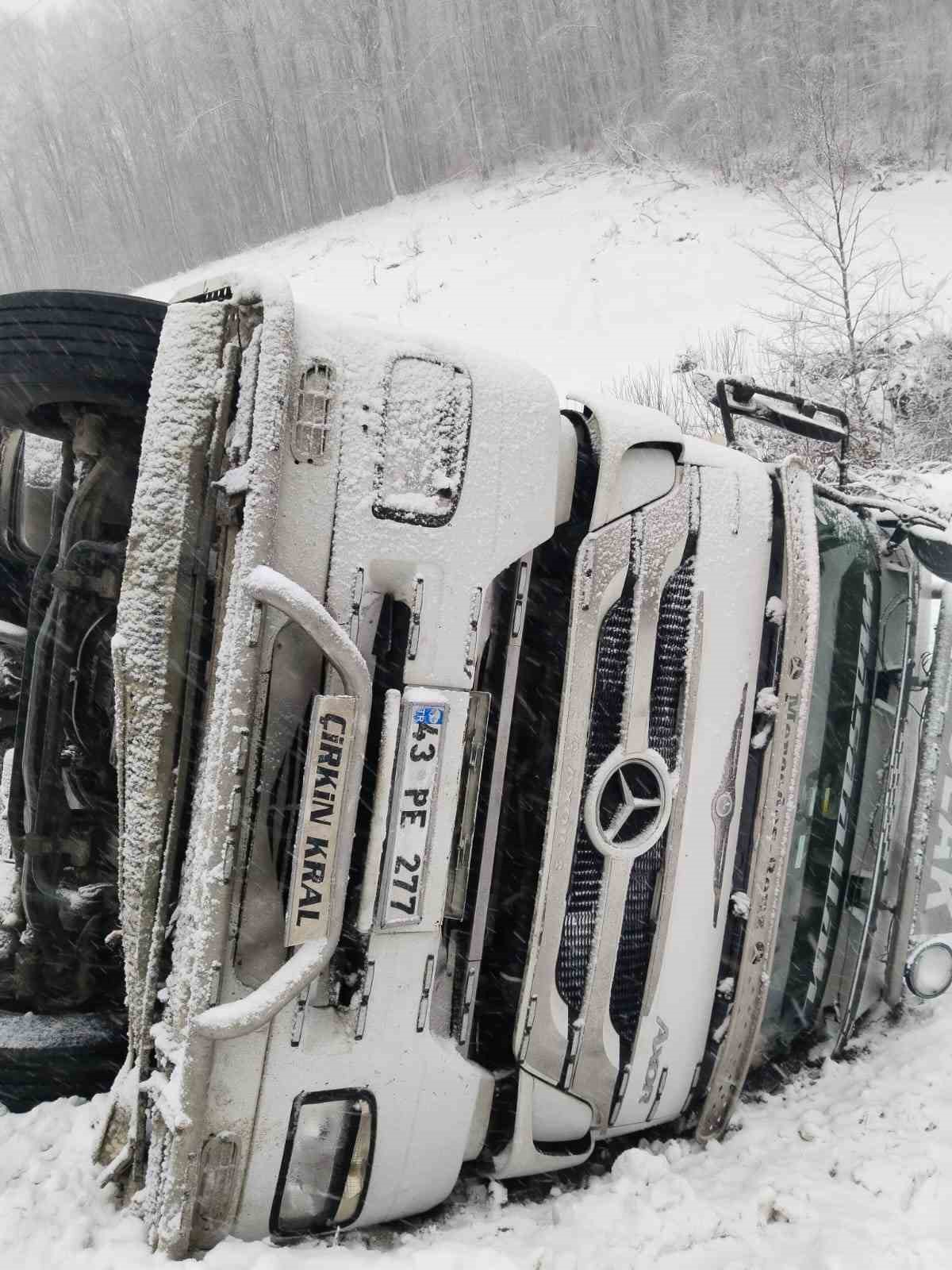 Kar yağışı sebebiyle yoldan çıkan tır devrildi: 2 yaralı