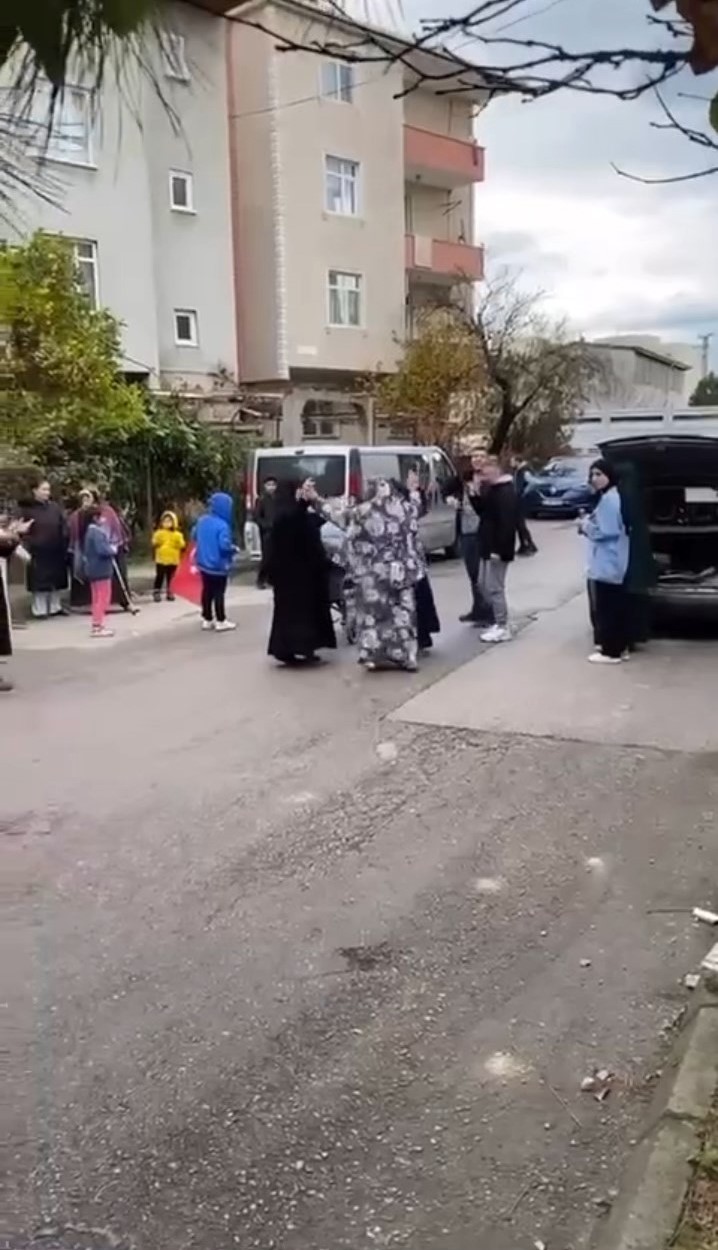 Kocaeli’deki Suriyeliler kutlama yapıyor