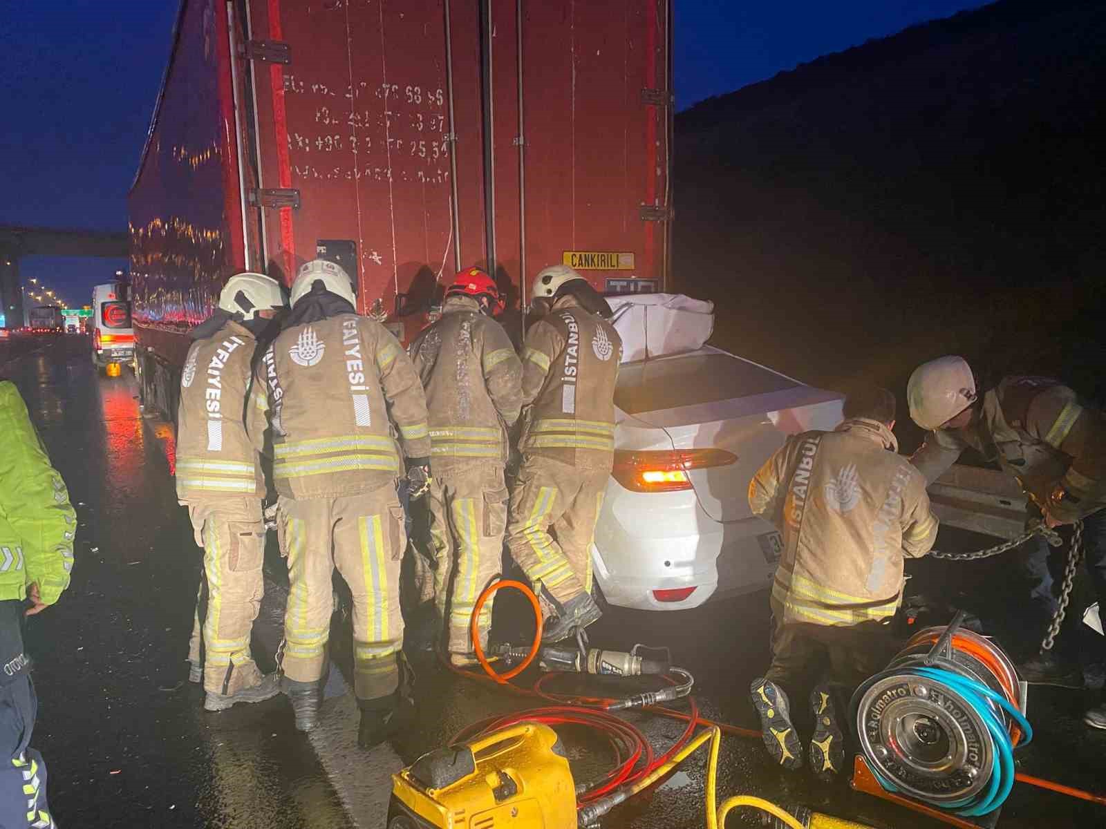 Kuzey Marmara Otoyolu’nda otomobil tıra çarptı: 1 ölü