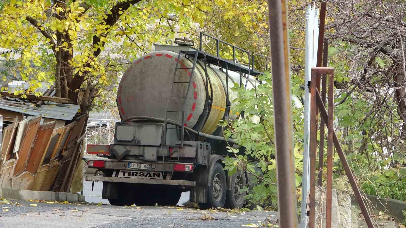 Pendik’te bariyerlere çarpan tankerden tuz ruhu döküldü