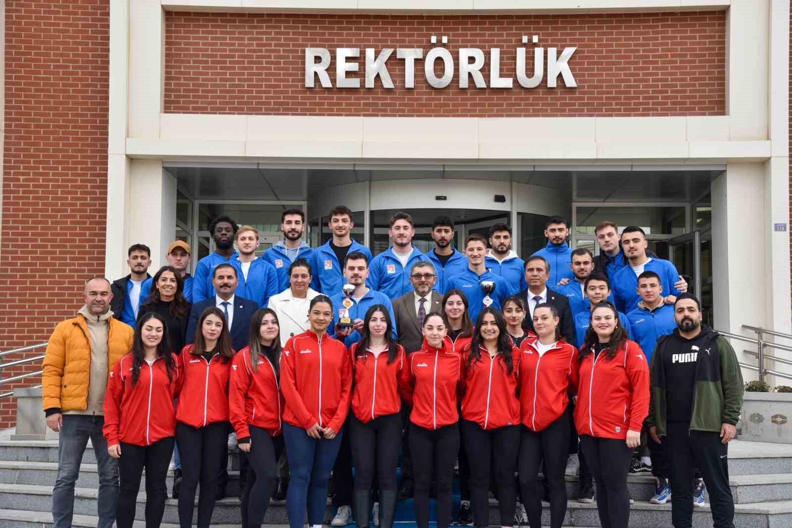 Rektör Kaplancıklı, futbol ve voleybol takımıyla ile bir araya geldi