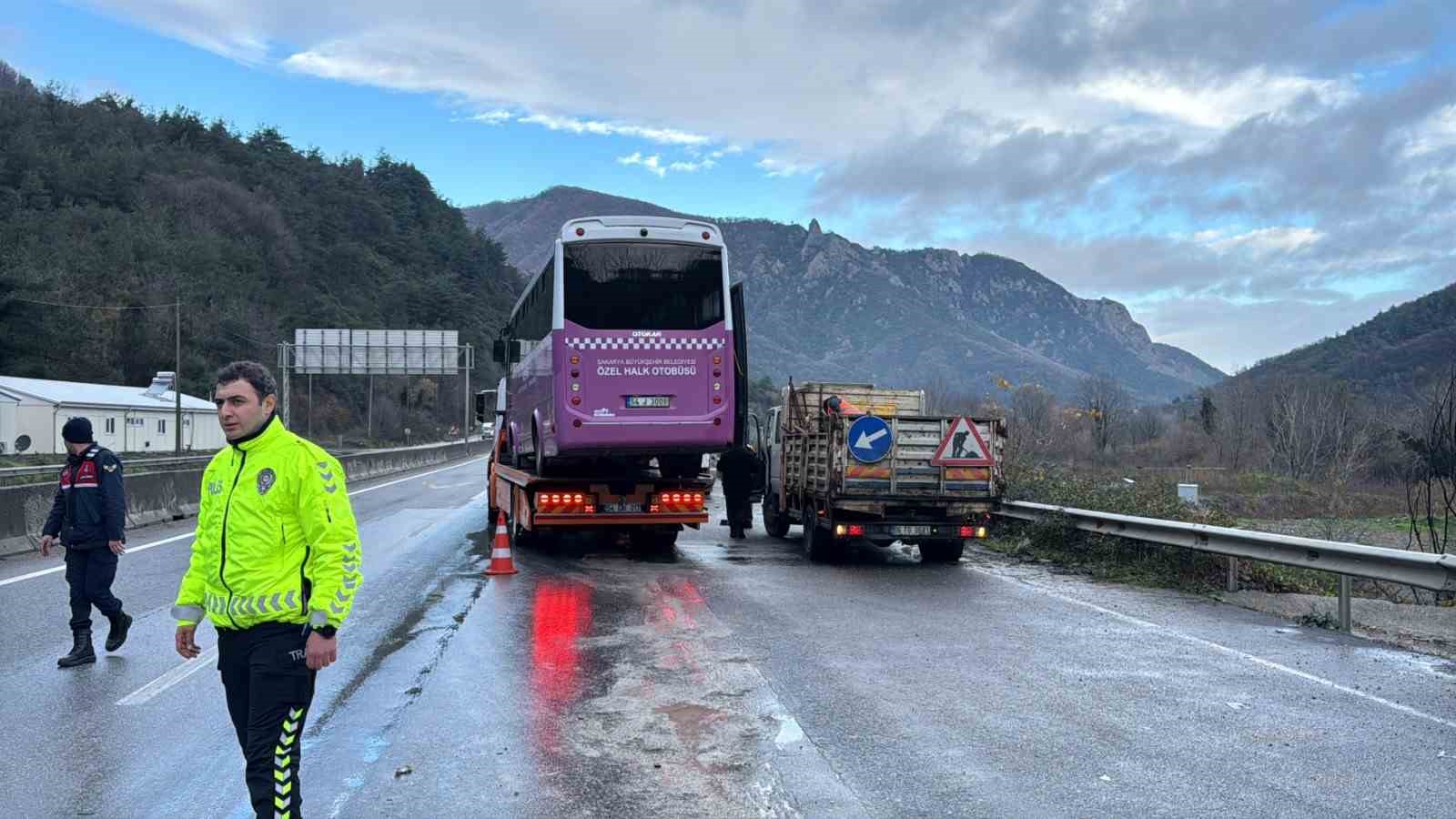 Sakarya’da 6 araçlı zincirleme kaza: 15 hafif yaralı