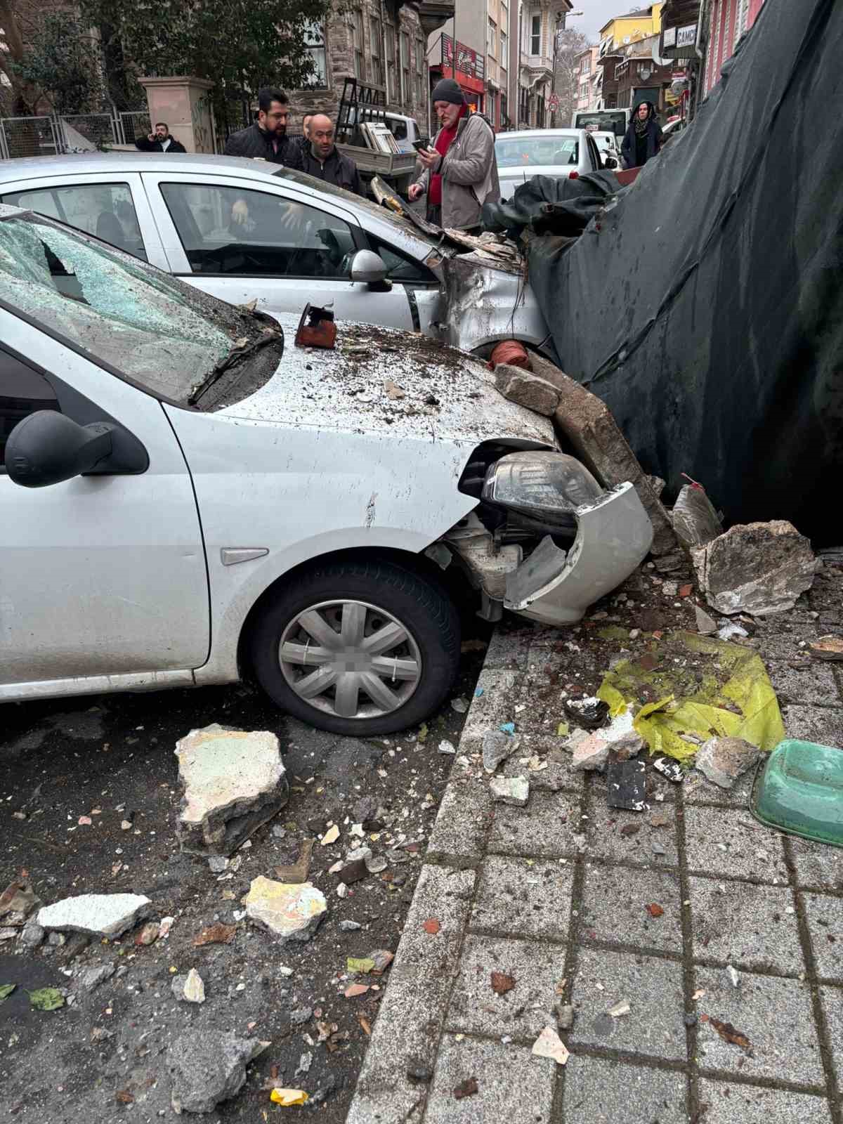 Sarıyer’de metruk binanın balkonu çöktü: İki araç hasar gördü