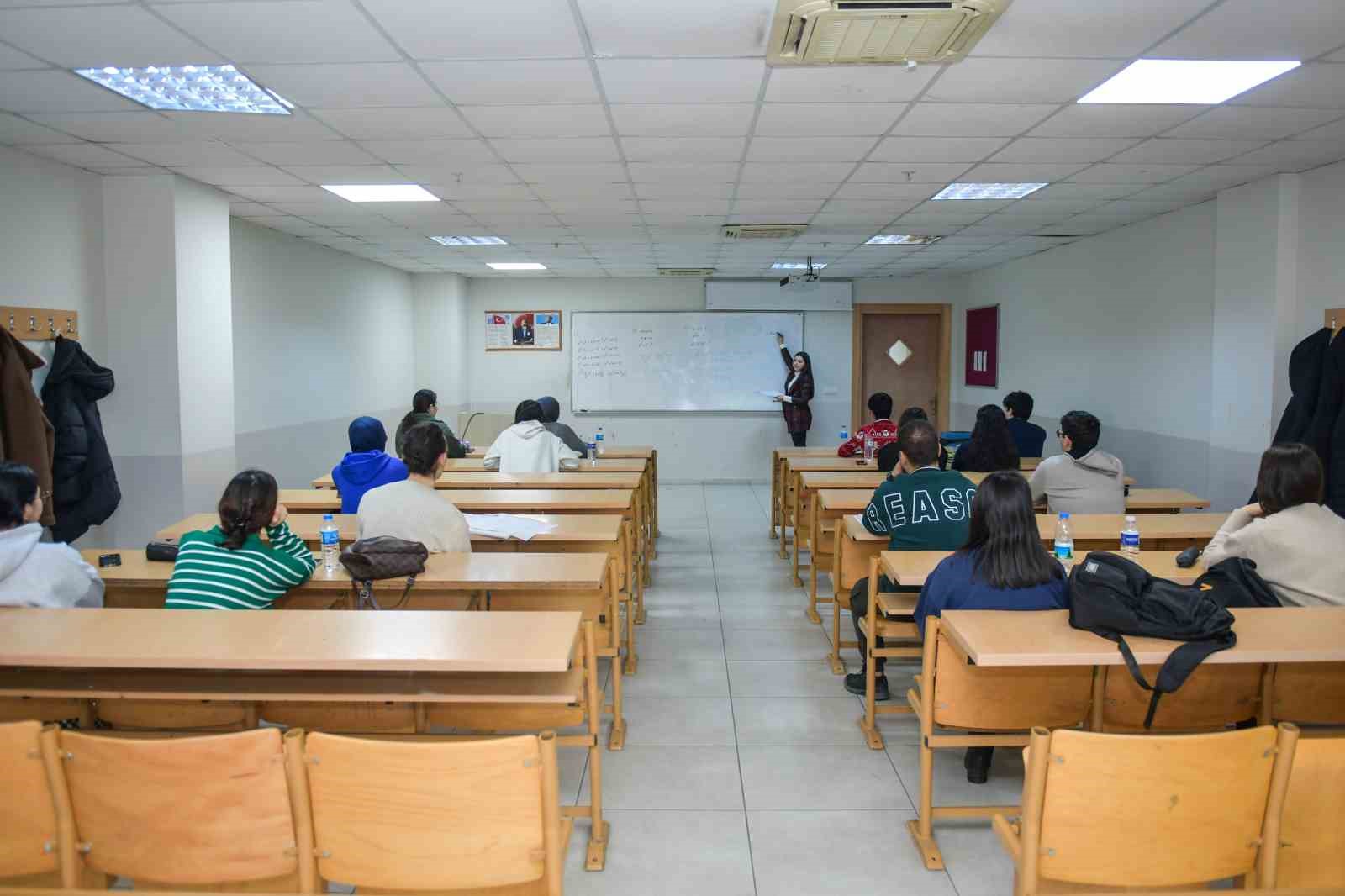 Sınav yolunda gençlere Esenyurt Belediyesi’nden eğitim desteği