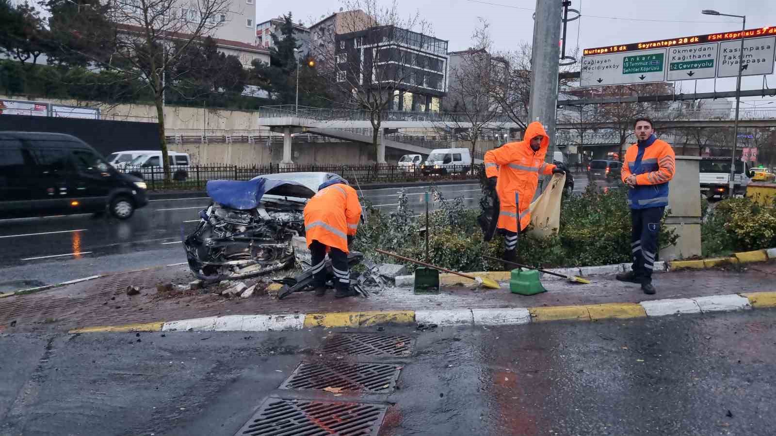 Şişli’de kaza sonrası araçta yangın çıktı: 2 yaralı