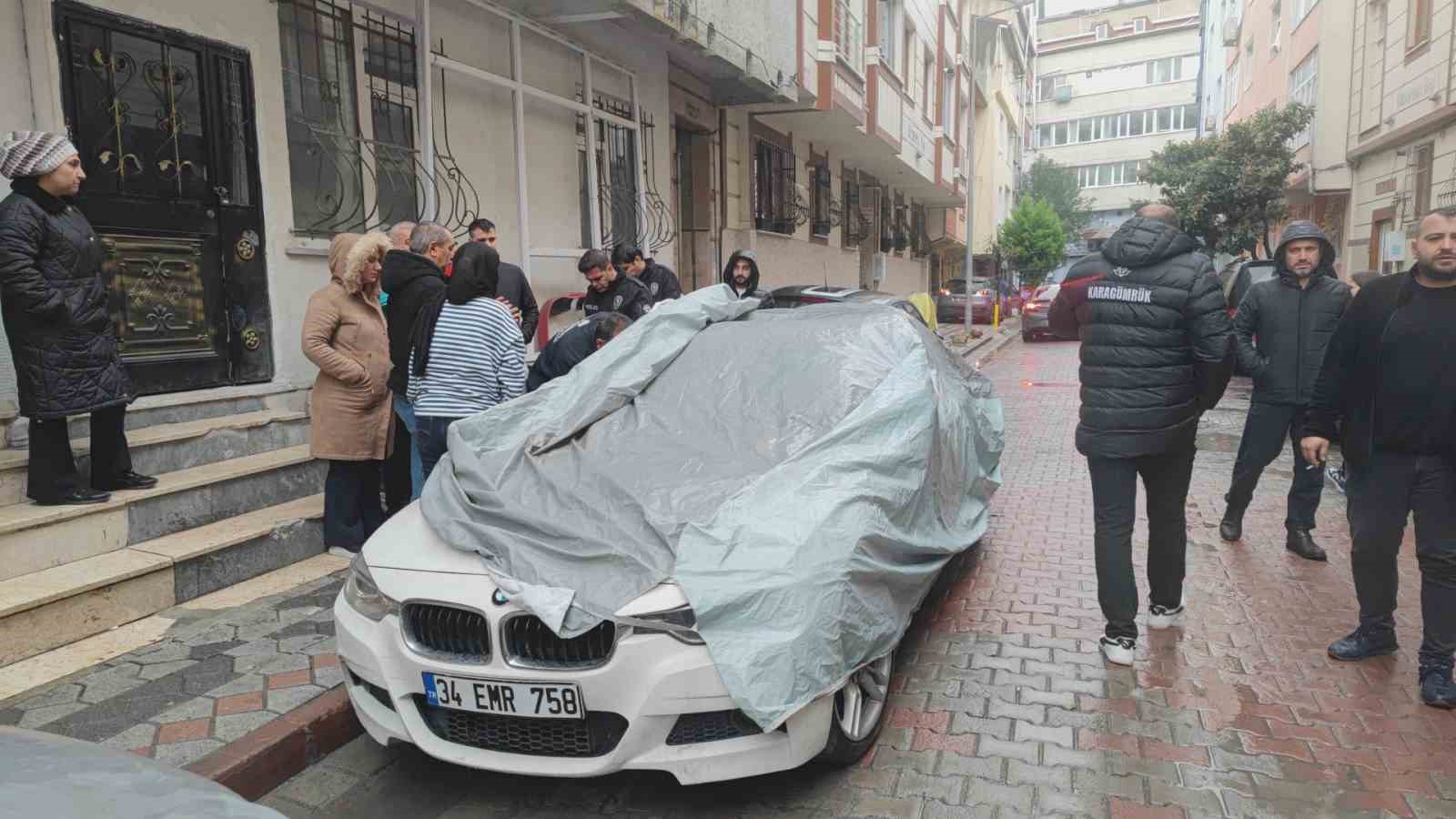 Sultangazi’de üzerine çakıldığı otomobilin cam tavanı kırılınca içine düştü