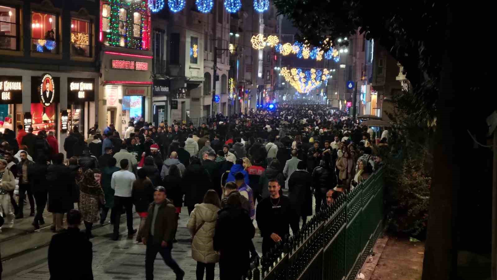 Taksim Meydan’ında yılbaşı yoğunluğu havadan görüntülendi