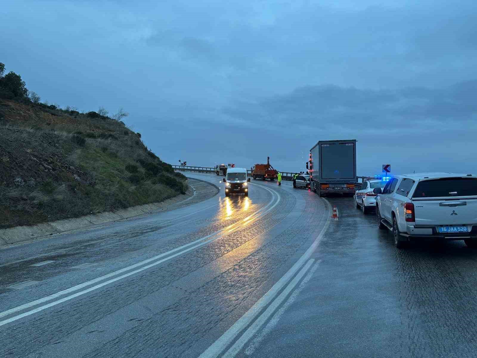 Tır ile otomobil kafa kafaya çarpıştı: 1 ölü, 2 yaralı