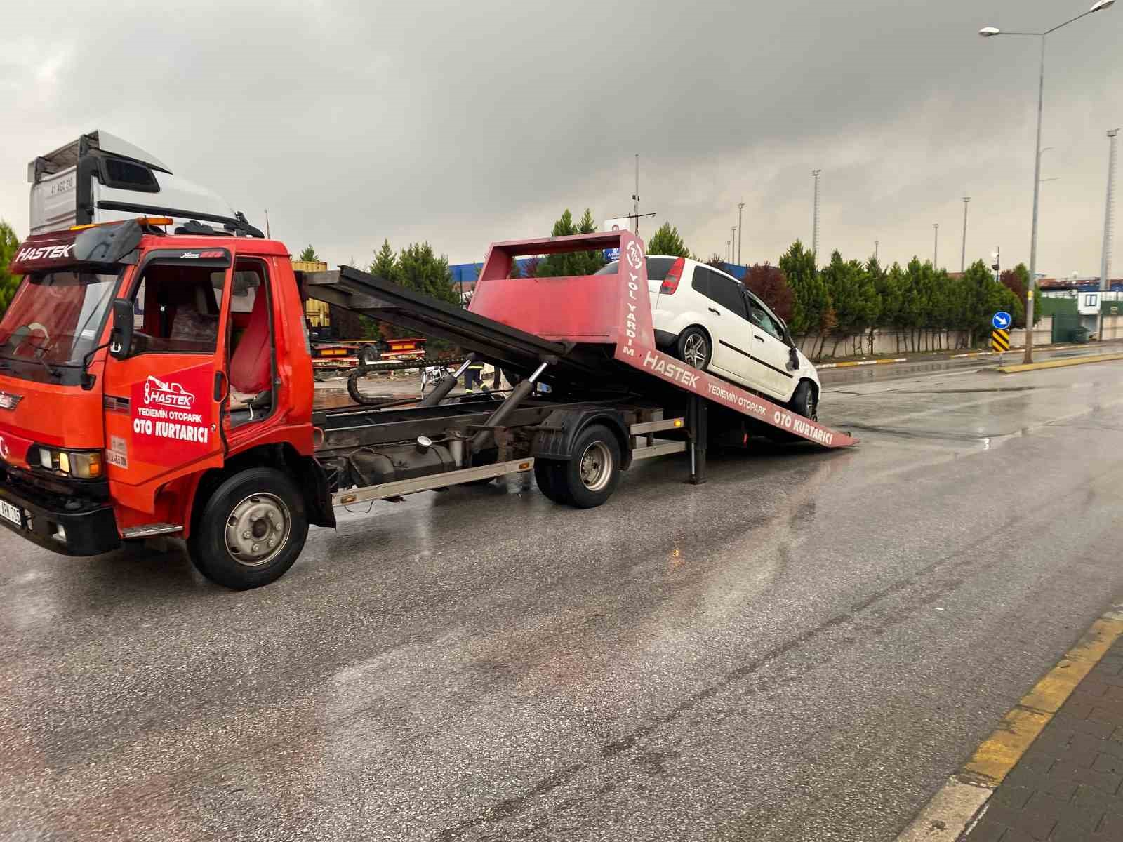 Tıra çarpan otomobilin sürücüsü yaralandı