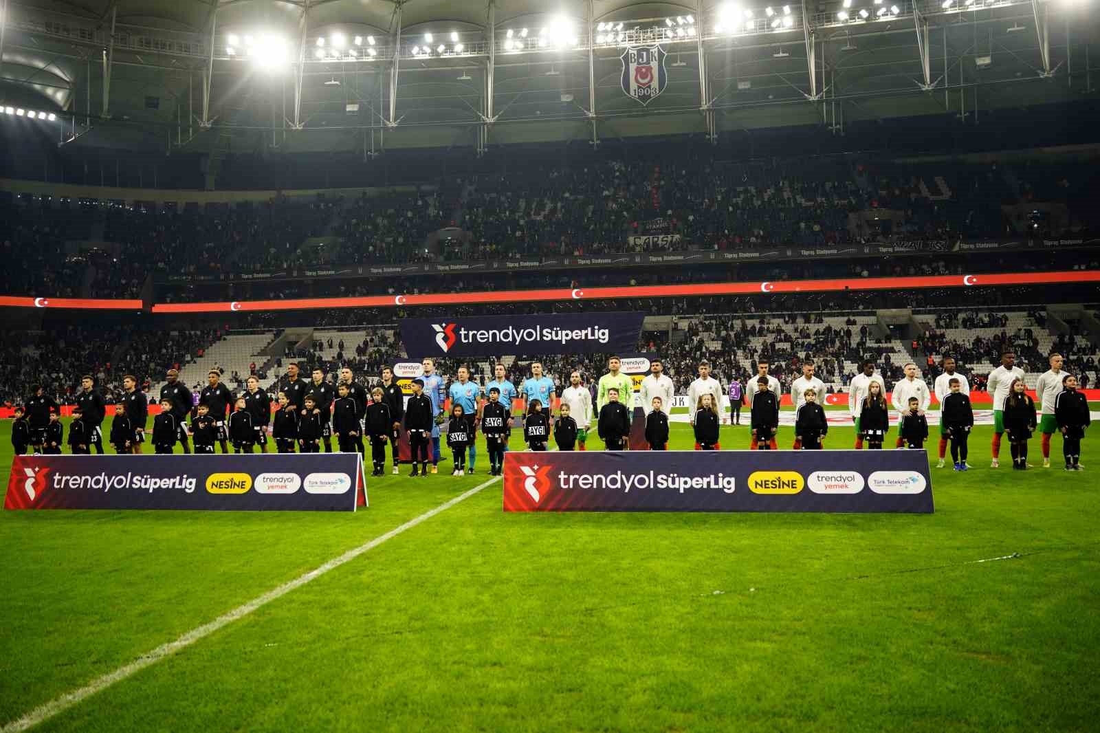 Trendyol Süper Lig: Beşiktaş: 1 - Corendon Alanyaspor: 1 (Maç devam ediyor)