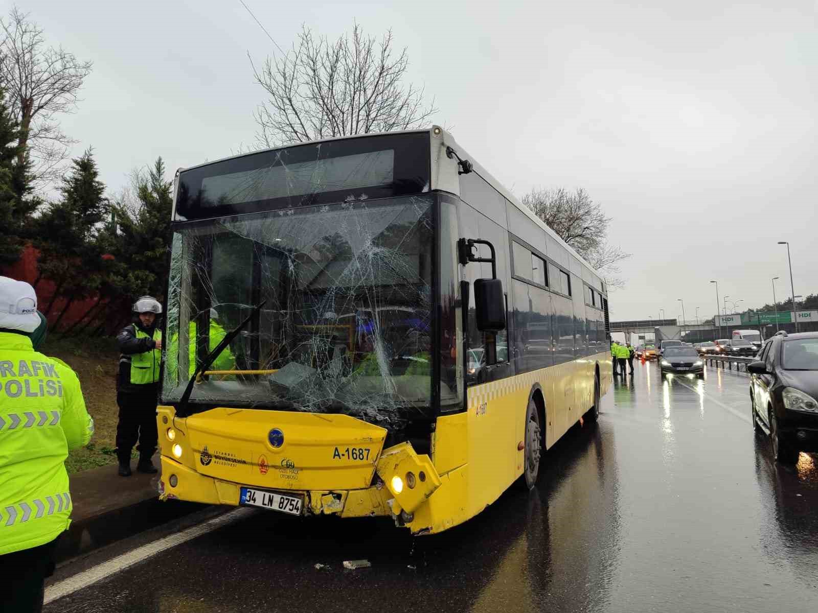 Bahçelievler’de kayganlaşan yolda kontrolden çıkan İETT otobüsü reklam panolarına çarptı