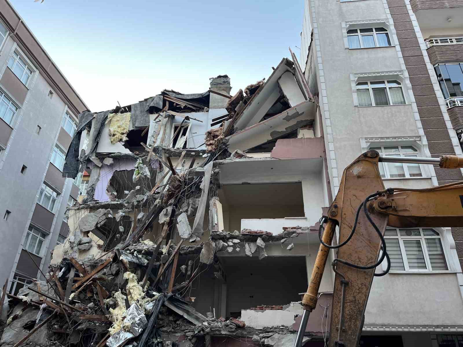 Bahçelievler’de kentsel dönüşüm çalışmaları sırasında bitişikteki binanın kolonları zarar gördü