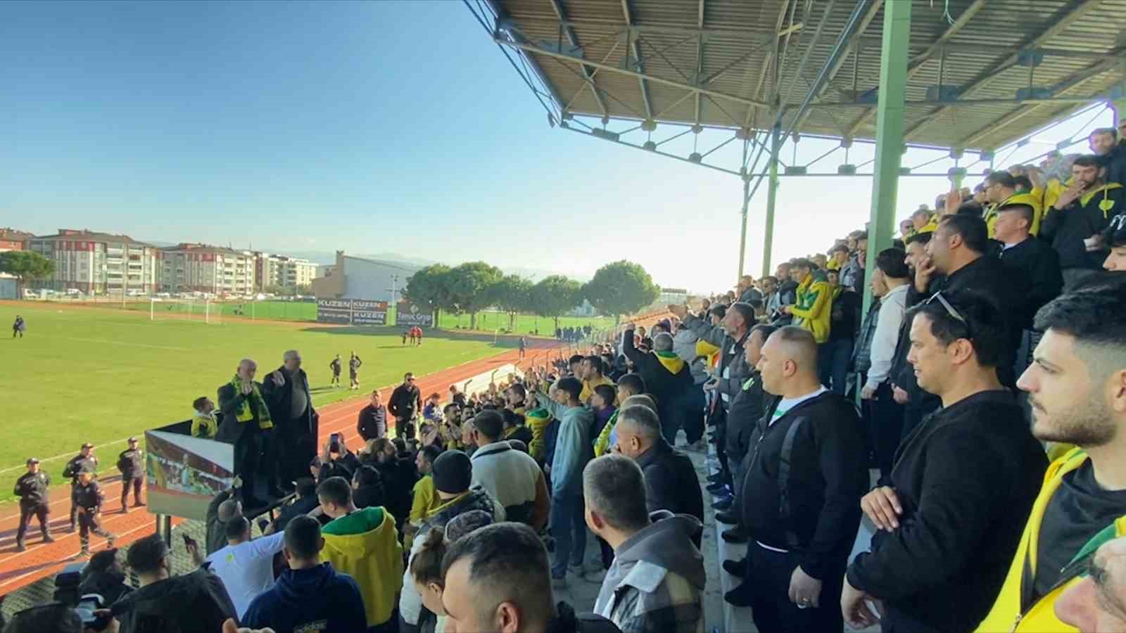 Balıkesir Milletvekili Serkan Sarı, Edremit Stadı’nı terk etmek zorunda kaldı