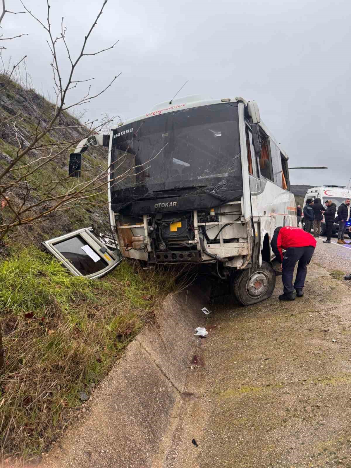 Balıkesir’de işçi servisi devrildi: 4’ü ağır 26 yaralı