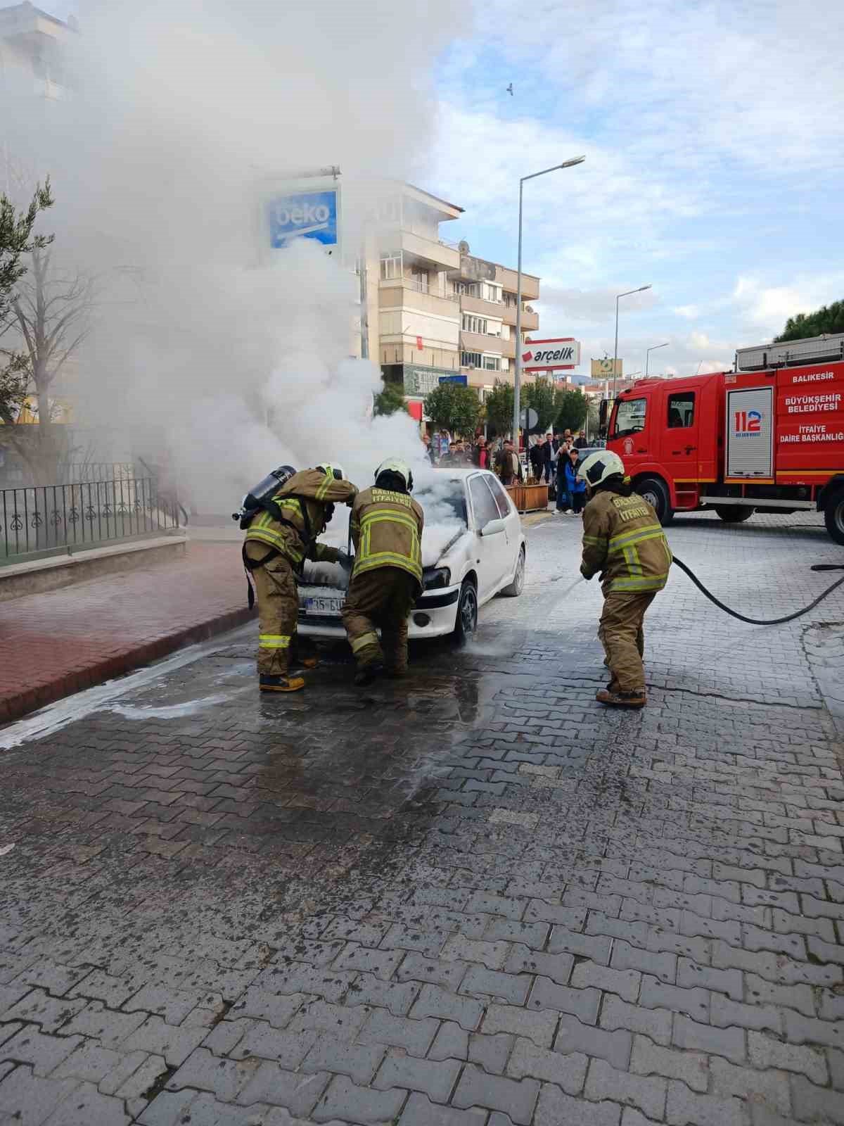 Balıkesir’de seyir halindeki iki araçta yangın çıktı