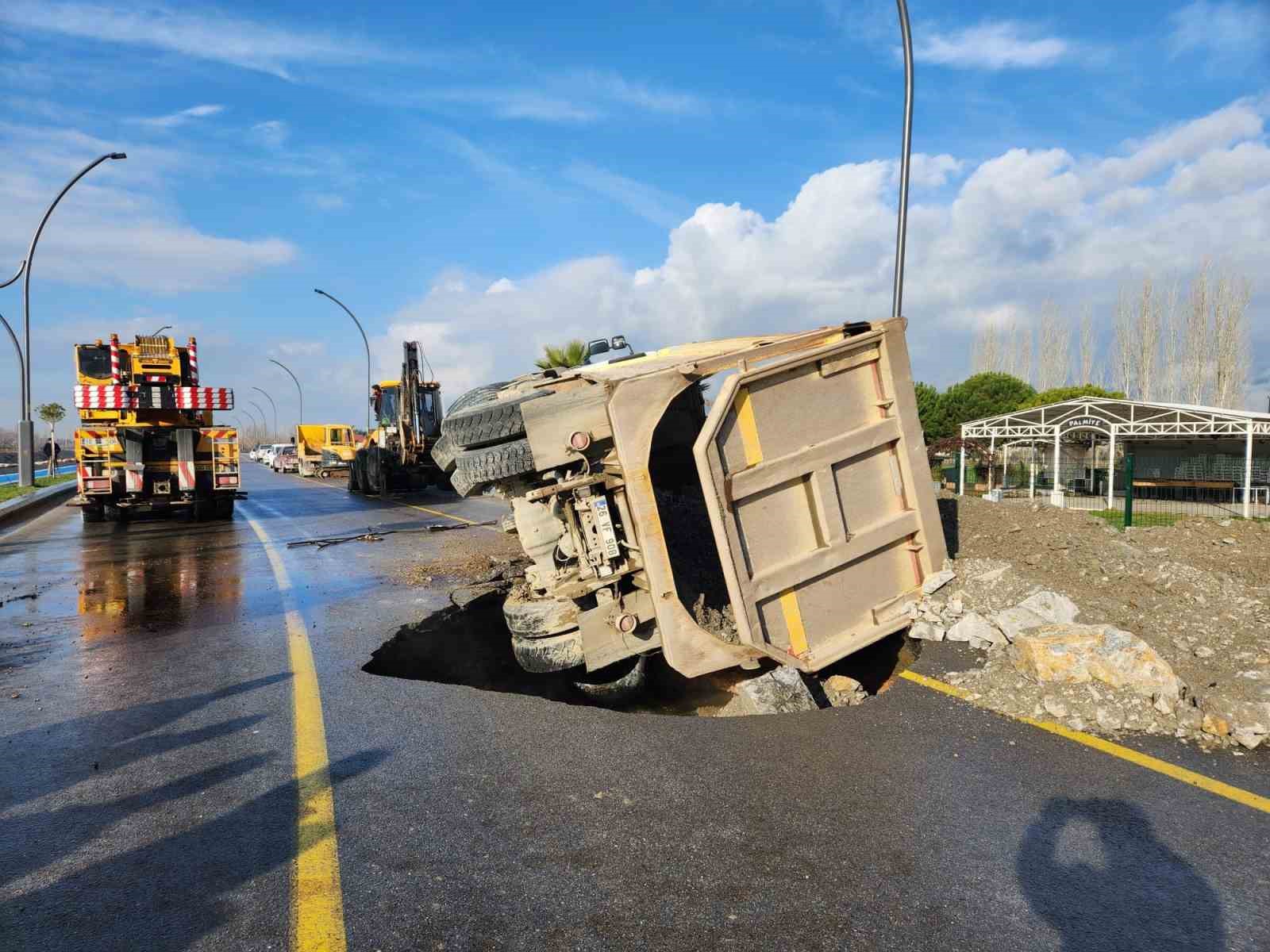 Balıkesir’de yol yarıldı, hafriyat kamyonu içine düştü