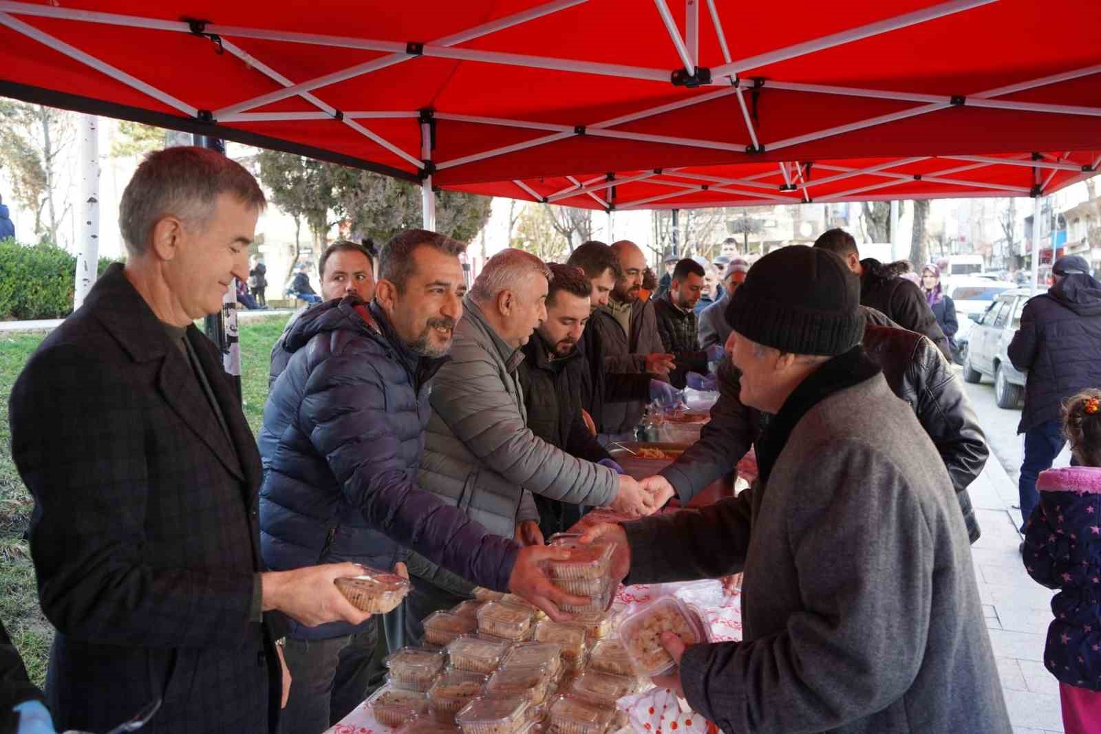 Bilecik Belediyesi kandilde vatandaşlara helva ikram etti