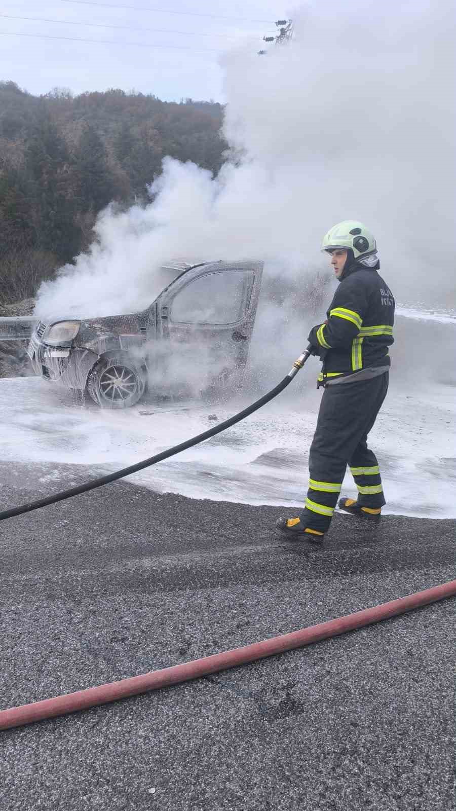 Bilecik’te seyir halinde alev alan araçta maddi hasar meydana geldi