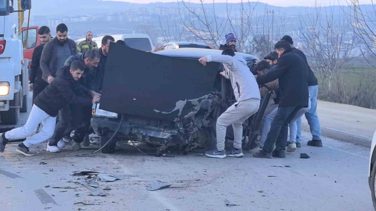 Bursa’da kamyon ile otomobil kafa kafaya çarpıştı: Araçta sıkışan sürücüyü vatandaşlar kurtardı