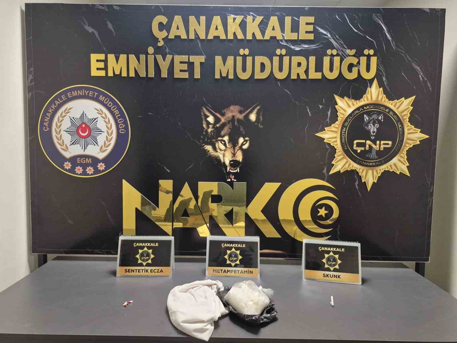 Çanakkale’de bir aracın yolcu koltuğunda piyasa değeri 3.5 milyon TL olan 1 kilo 50 gram metamfetamin ele geçirildi