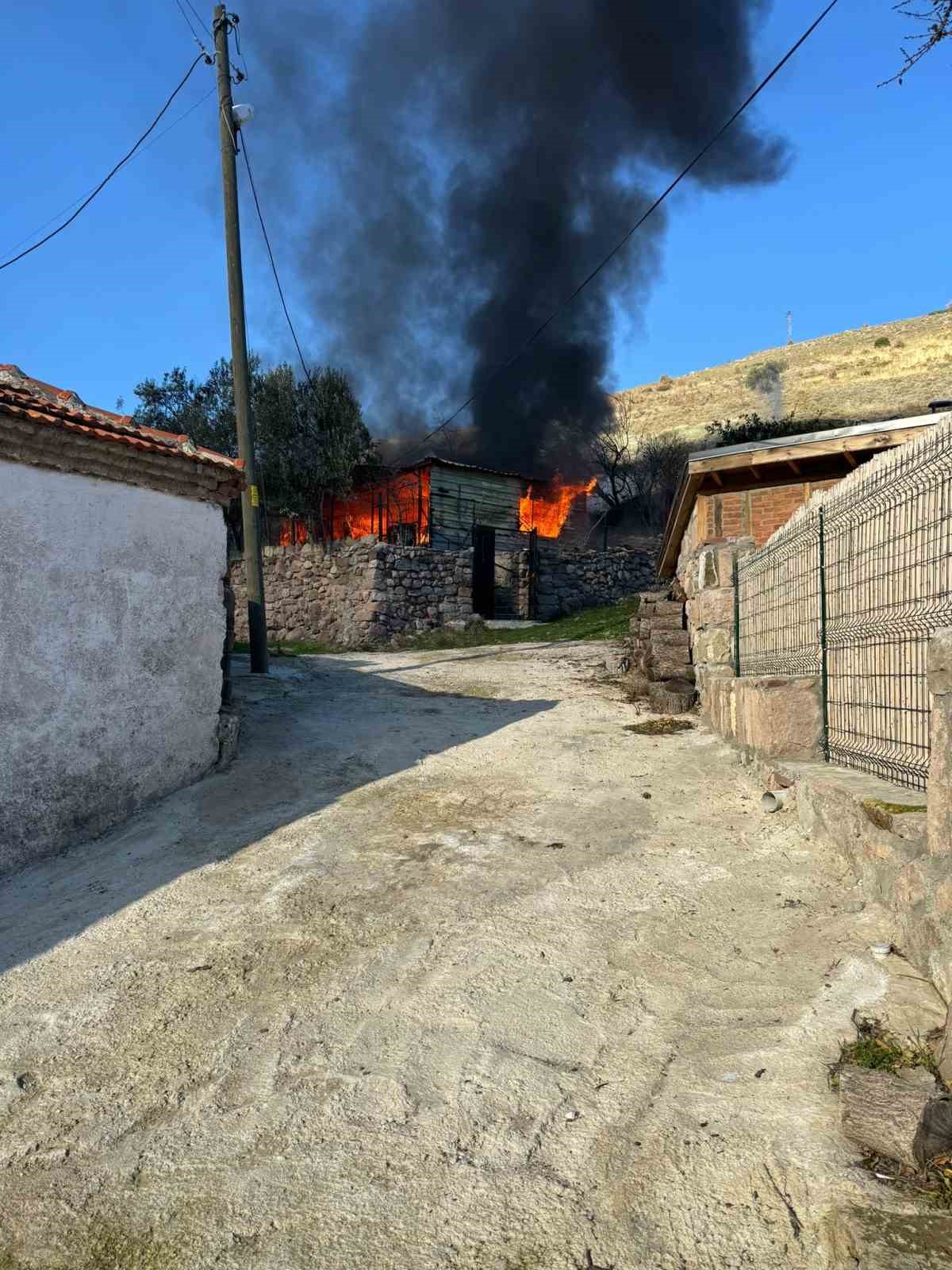 Çanakkale’de yanan ev kullanılamaz hale geldi