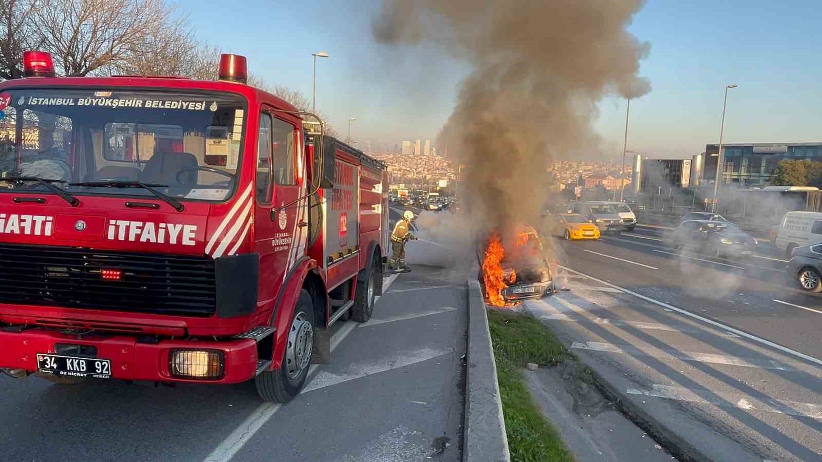 E-5’te seyir halindeki araç alevlere teslim oldu