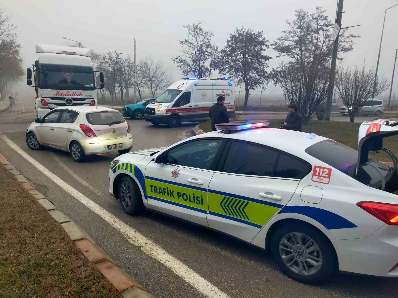 Edirne’de kamyonla otomobil çarpıştı