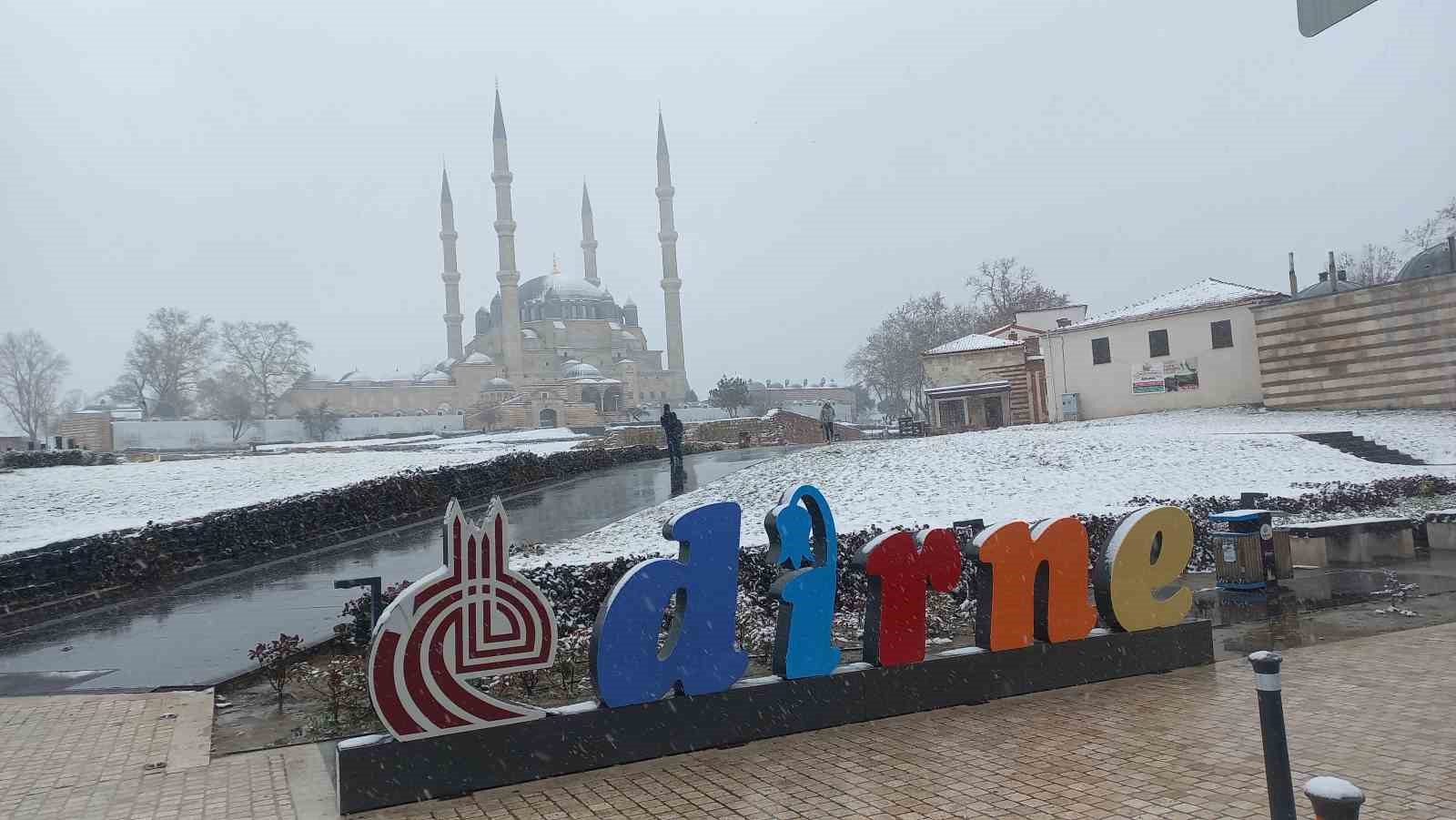 Edirne’de kar yağışı 4. gününde etkisini artırıyor