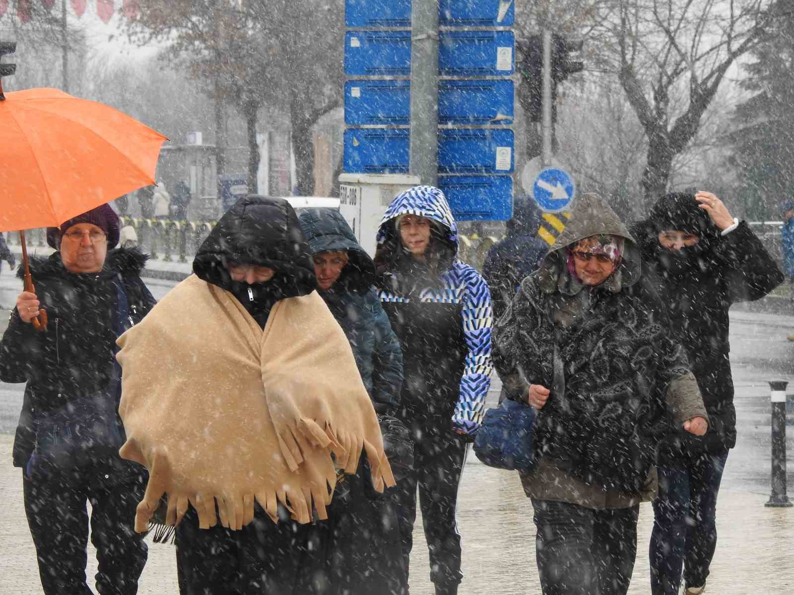 Edirne’de kar yağışı etkisini sürdürüyor